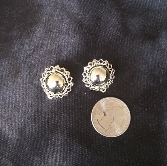 Silver clipon clip on circle flower border earring - Picture 9 of 9